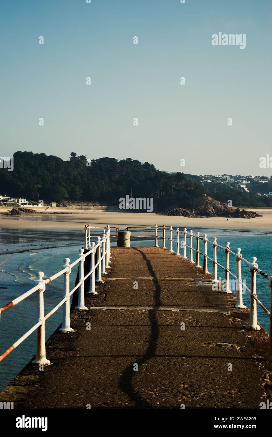 Wunderschöner Blick vom St Brelade's Bay Pier über die Bucht - Jersey, Channel Islands, Großbritannien Stockfoto