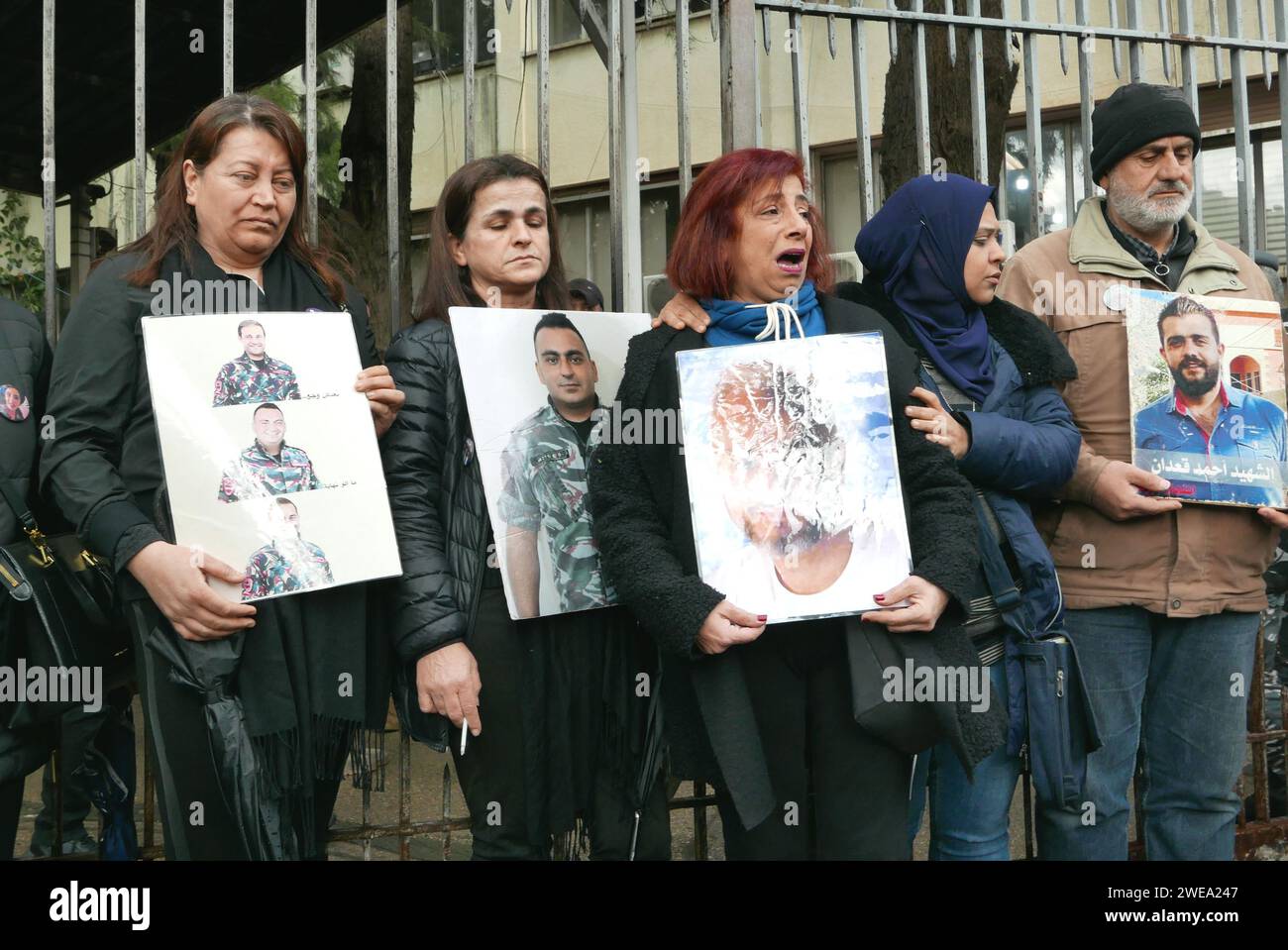 Beirut, Libanon. Januar 2024. Familien des 4. August 2020 die Opfer von Port Blast fordern am 23. Januar 2024 vor dem Justizpalast in Beirut, Libanon, Gerechtigkeit für ihre Geliebten. Fast vier Jahre nach dem Vorfall wird die Wahrheit über das, was passiert ist, noch nicht kommen. Familien von Opfern machen dem Iran - unterstützte Hisbollah-schiitische Milizen die Schuld, den Kurs der Justiz zu behindern. (Foto: Elisa Gestri/SIPA USA) Credit: SIPA USA/Alamy Live News Stockfoto