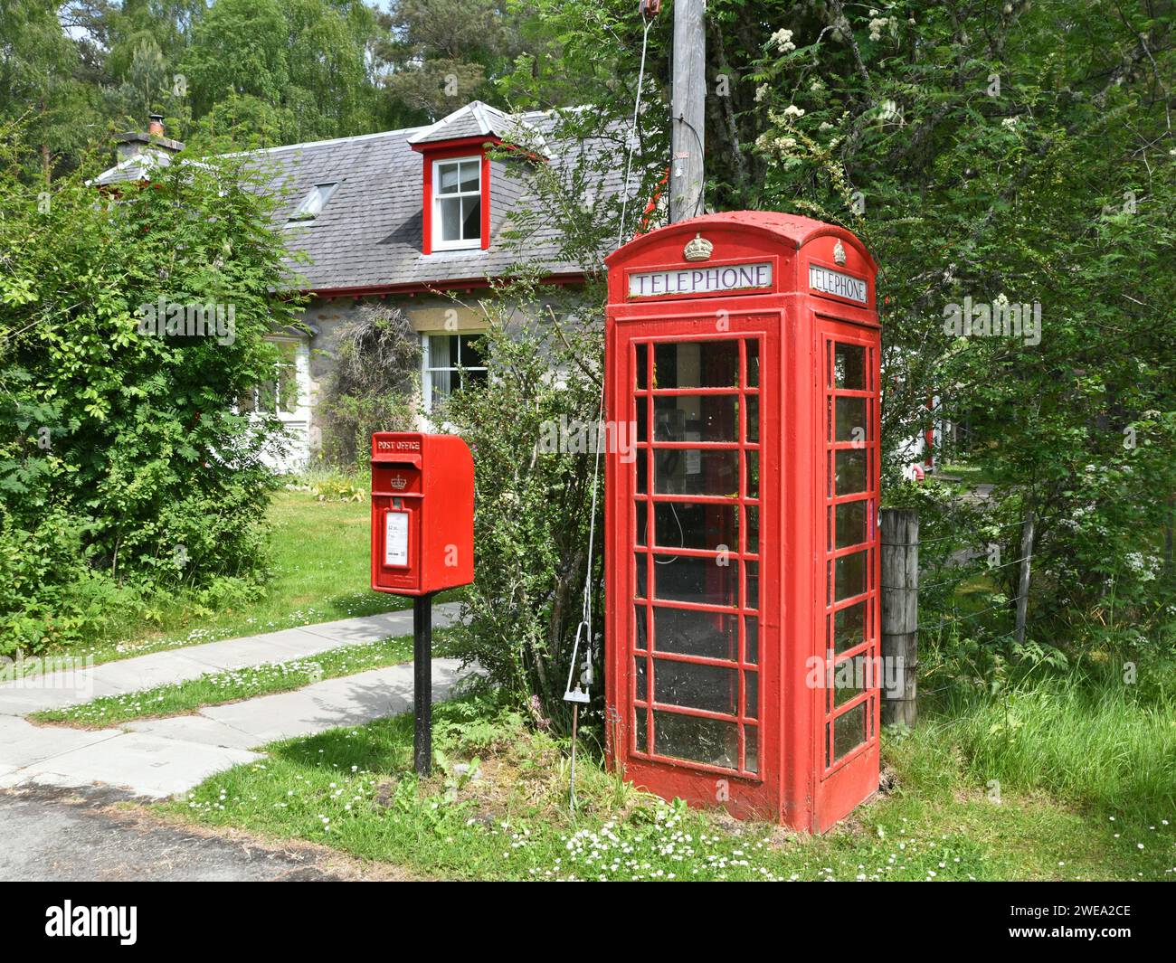 Traditionelle Telefonzelle und Briefkasten in den schottischen Highlands Stockfoto