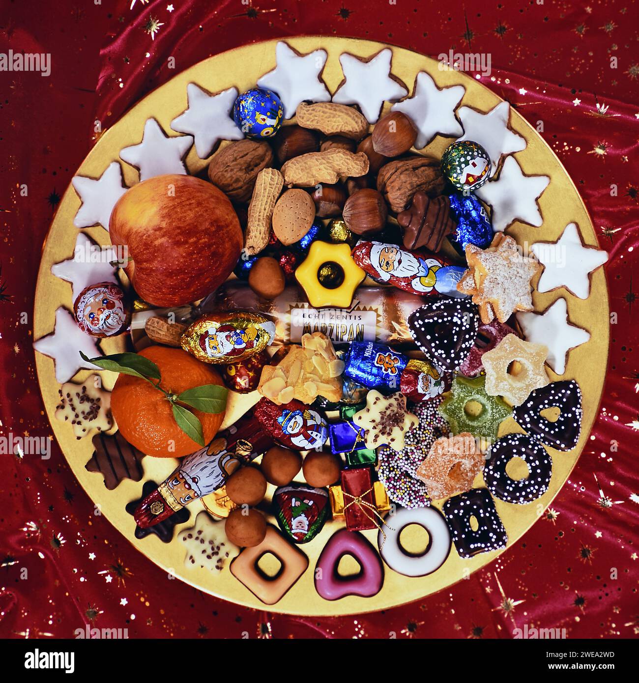 Weihnachtsteller mit Süssigkeiten, Marzipan, Schokolade, Figuren Stockfotografie