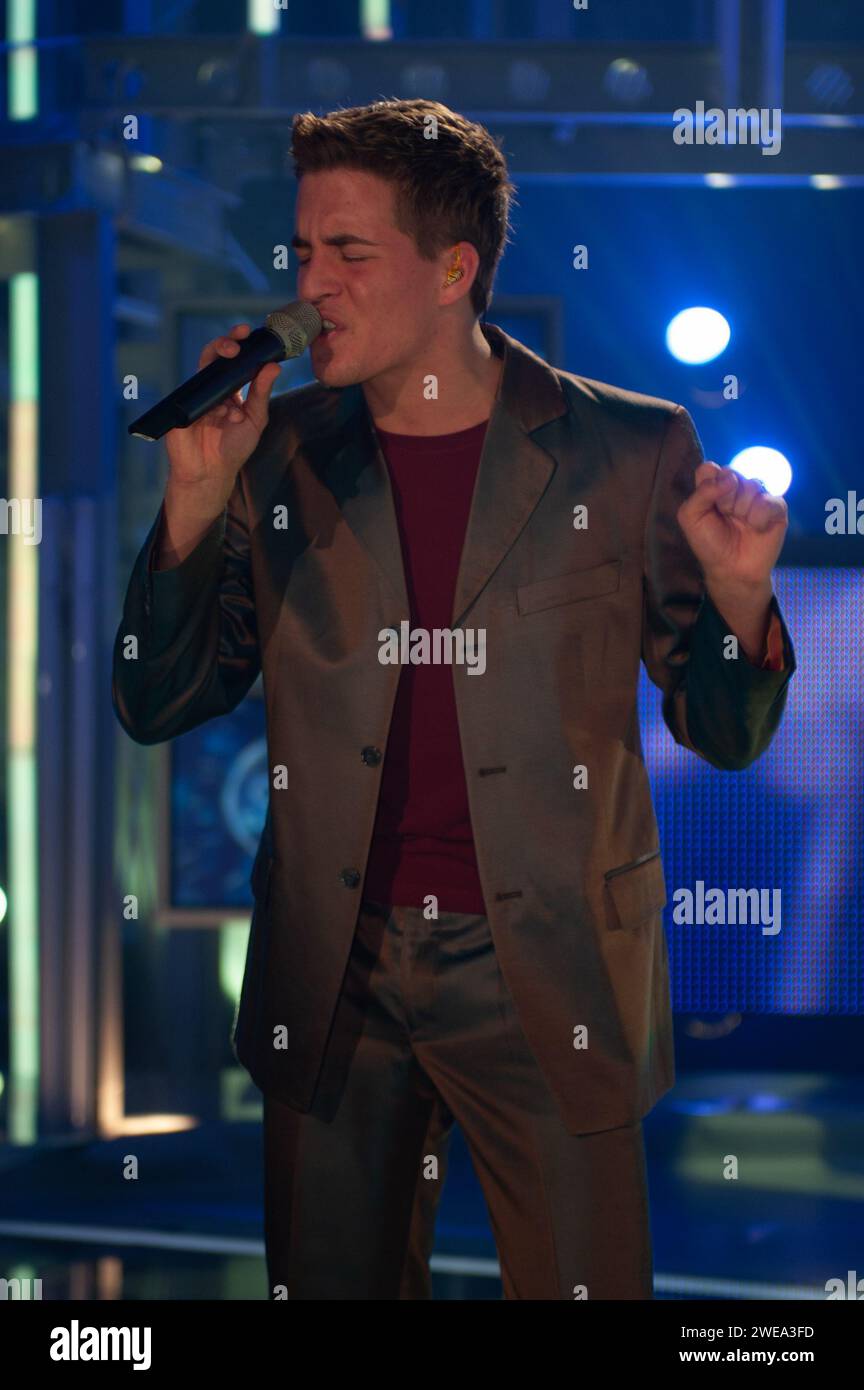 Bei der Kostümprobe der deutschen Castingshow Deutschland sucht den Superstar DSDS Staffel 1 vom Sender RTL mit dabei Sänger und Teilnehmer sowie späterer Gewinner auf der Bühne Alexander Klaws, Deutschland 2003. Stockfoto