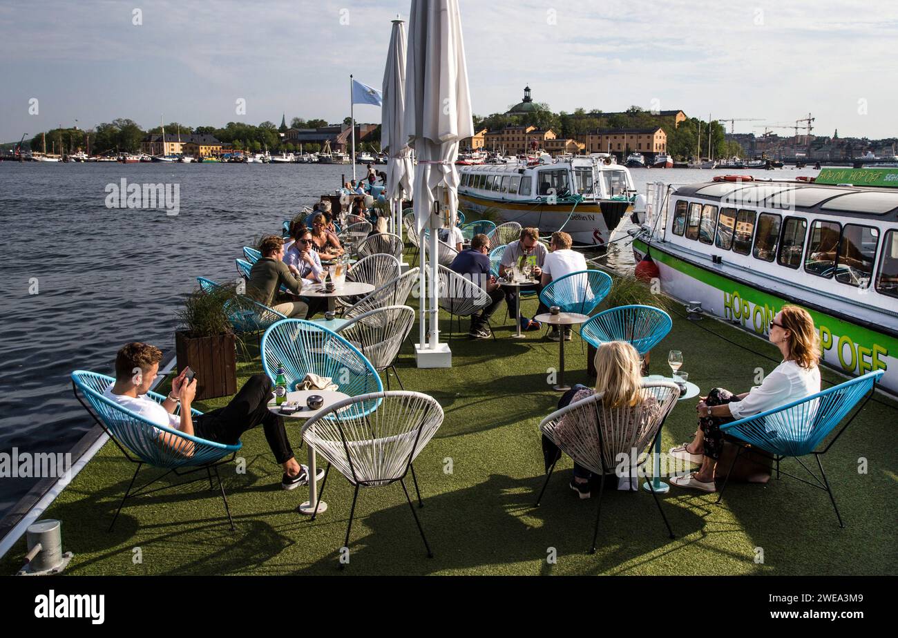 Stockholm: Strandbaren, schwimmende Bar auf einer Terrasse im Meer Stockfoto