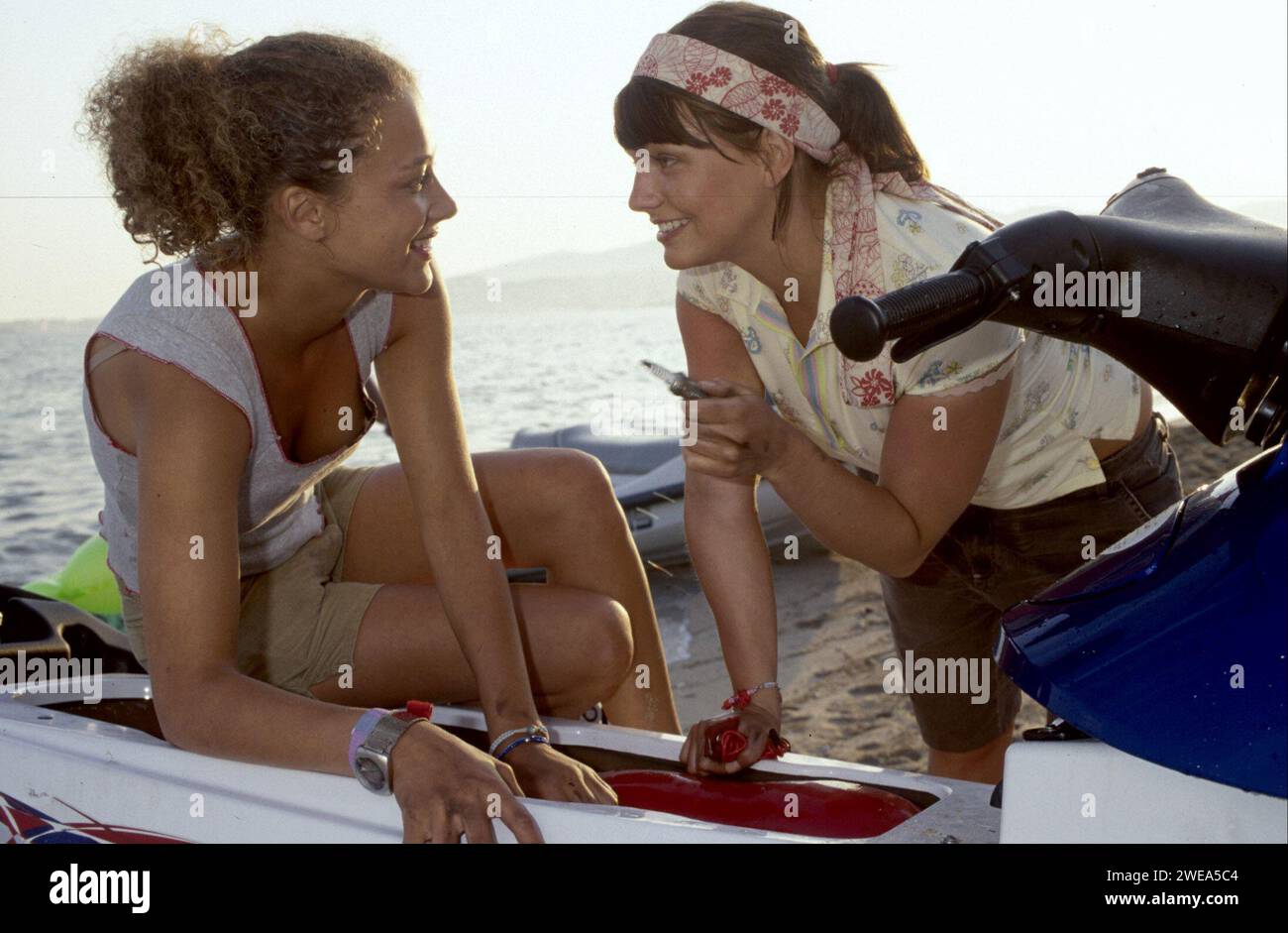 Szene am Strand mit Schauspielerin Oona Devi Liebich und Anna Bertheau für den Fernsehfilm Megalodon - Hai Alarm auf Mallorca, Regie: Jorgo Papavassiliou Erscheinungsjahr 2004. Stockfoto