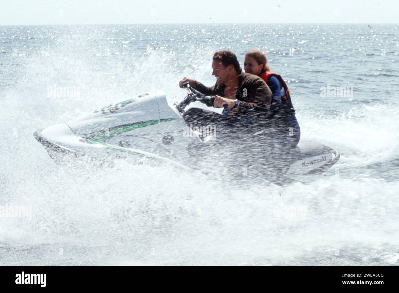 Szene auf Jetski mit Schauspieler Ralf Bauer und Oona Devi Liebich für den Fernsehfilm Megalodon - Hai Alarm auf Mallorca, Regie: Jorgo Papavassiliou Erscheinungsjahr 2004. Stockfoto