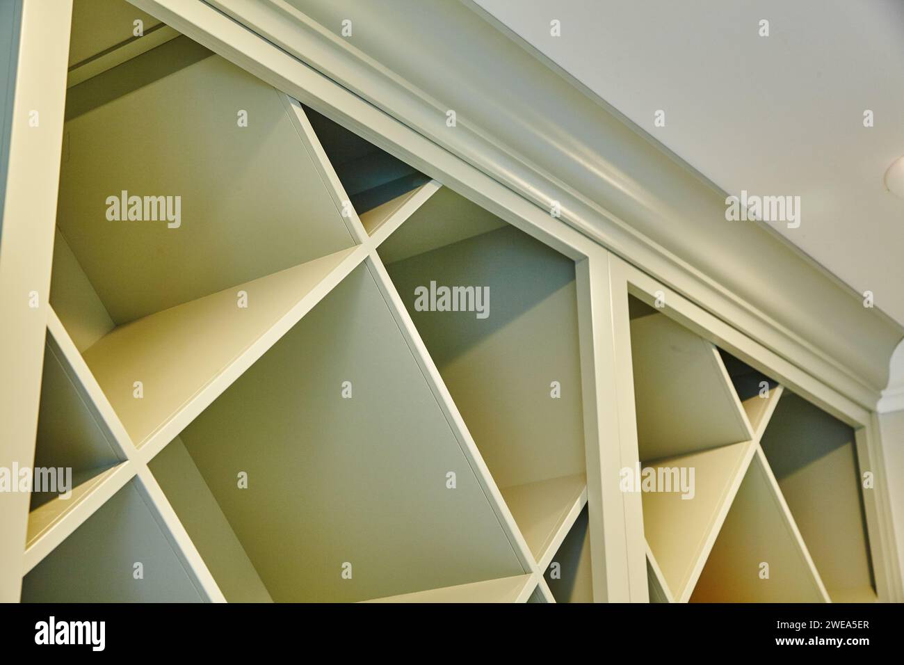 Modernes geometrisches Regaldesign im minimalistischen Stil Stockfoto