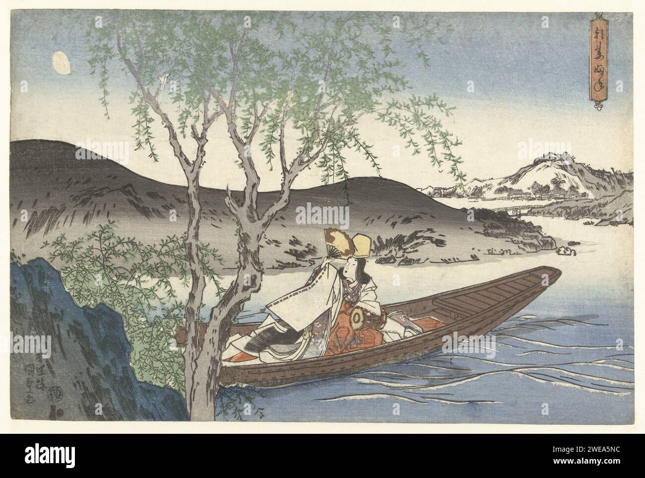 Shirabyoshi Danseres in een Asazuma Boot, Utagawa Kunisada (I), 1830-1834 Druckfrau mit sehr langen Haaren, einem Handbehälter in der linken und einem Ventilator in der rechten Hand, sitzend im Boot auf dem Asazuma See; Baum im Vordergrund; Berglandschaft mit Mond im Hintergrund. Druckerei: Japanischer Verlag: Tokio Papier nishiki-e / farbiges Holzschnitt Boot, das von Mensch oder Tier angetrieben wird. Erwachsene Frau. Wasserlauf Stockfoto