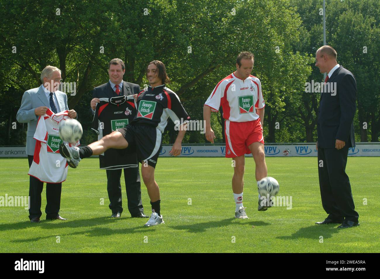 Pressetermin mit Sponsor lustig-frisch beim 1. FC Köln Fussballclub mit Fussballer Dirk Lottner und Mustafa Dogan, Deutschland 2003. Stockfoto