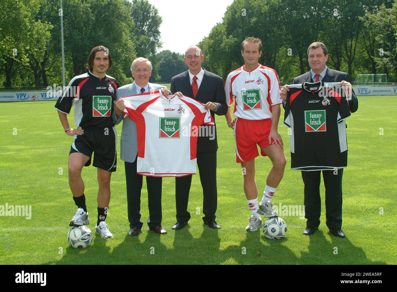 Pressetermin mit Sponsor lustig-frisch beim 1. FC Köln Fussballclub mit Fussballer Dirk Lottner und Mustafa Dogan, Deutschland 2003. Stockfoto