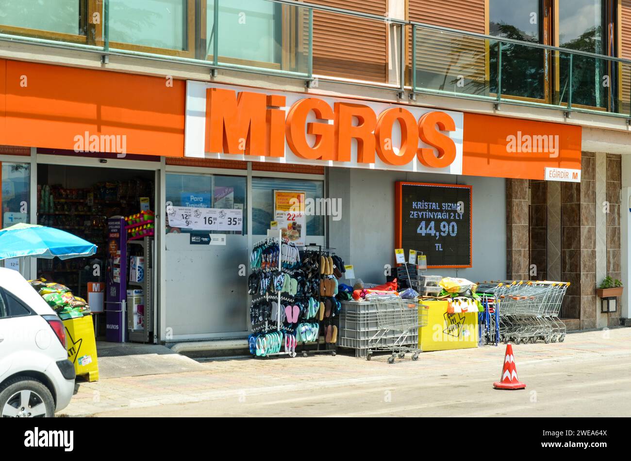 Außenansicht eines Migros-Supermarktes in der Türkei mit ausgestellten Produkten und Werbeschildern an einem sonnigen Tag Stockfoto