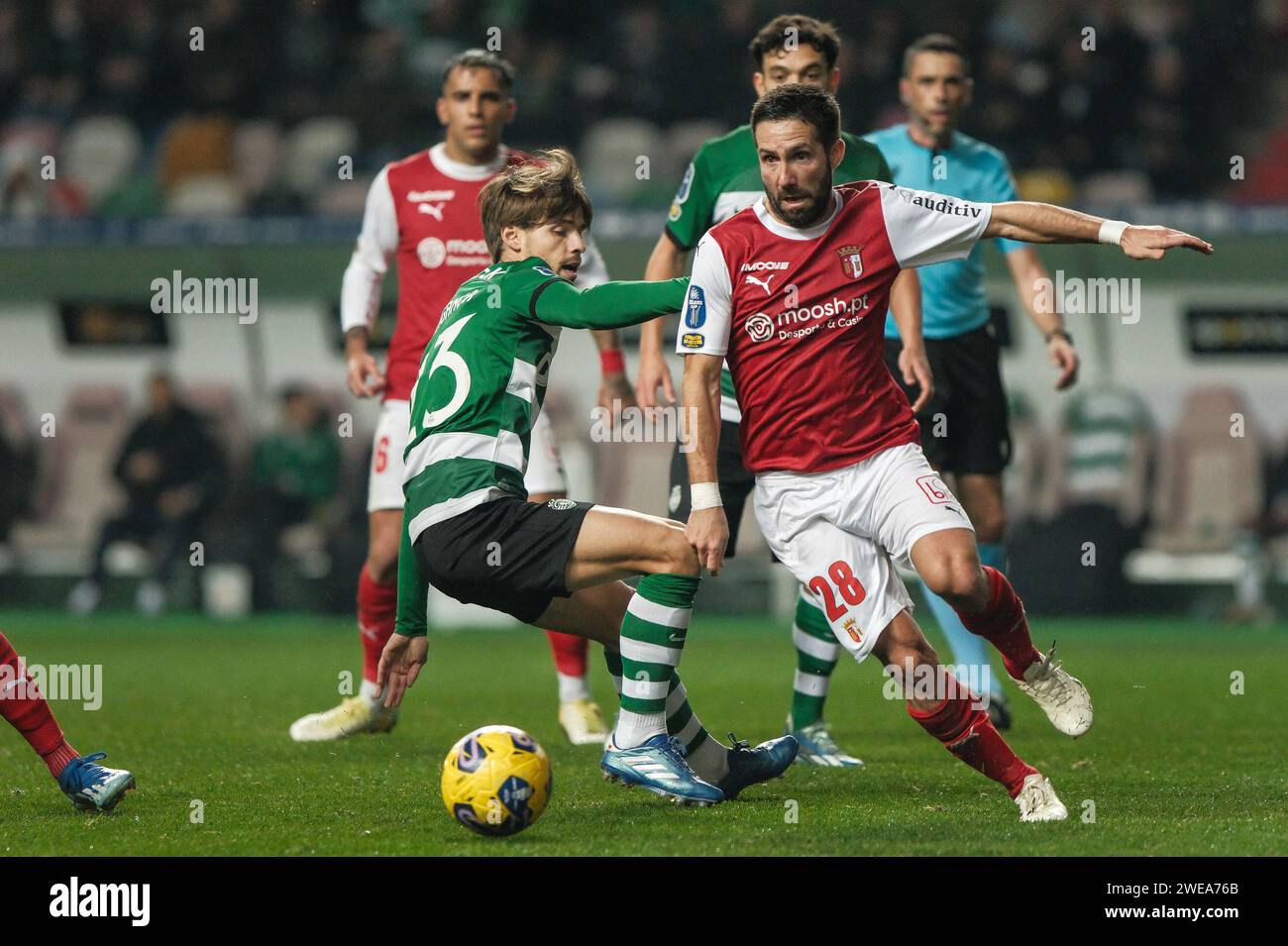 Leiria, Portugal. Januar 2024. Leiria, 23/2024 - Fußball, Finale Four Allianz CUP 2023/24: Das Leiria Municipal Stadium war Austragungsort des ersten Halbfinalspiels zwischen SC Braga und Sporting CP. João Moutinho und Daniel Braganca. (Nuno Brites/Global Imagens) Credit: Atlantico Press/Alamy Live News Stockfoto