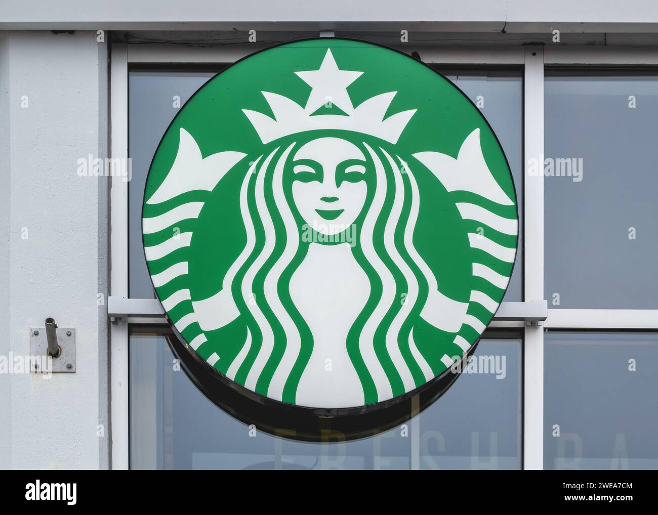Truro, Kanada - 30. Dezember 2023: Starbucks Kaffeeschild. Starbucks ist ein amerikanisches Unternehmen und die größte Kaffeehauskette der Welt. Stockfoto