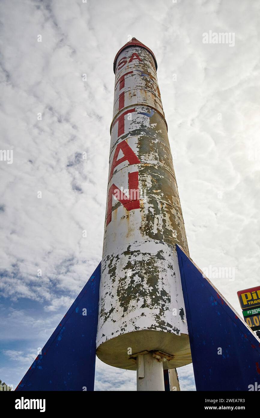 Vintage-Saturn-Raketenstruktur mit blauen Flossen gegen den bewölkten Himmel Stockfoto
