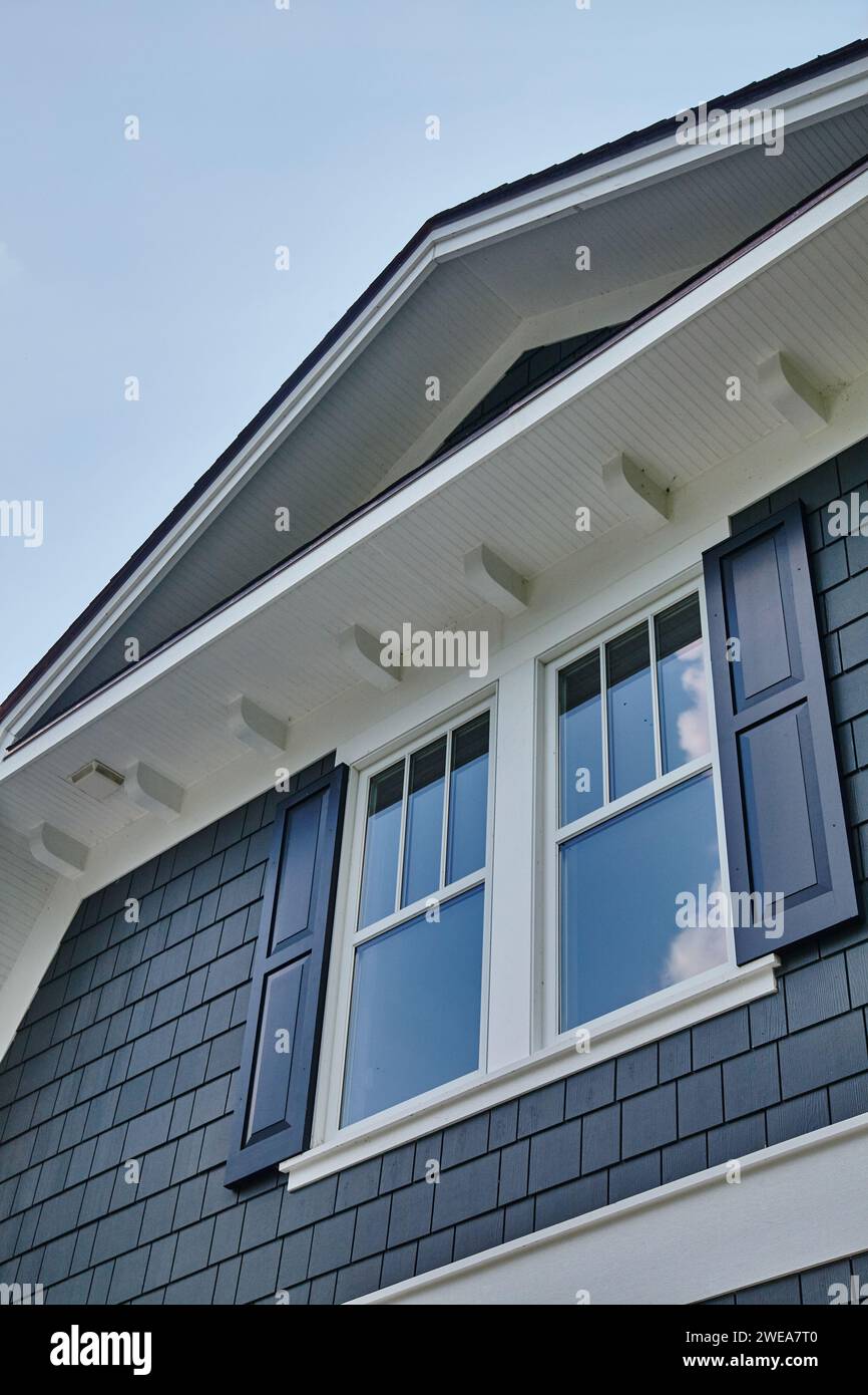 Modernes Haus mit Schindelseite und weißer Zierleiste, flacher Blick Stockfoto