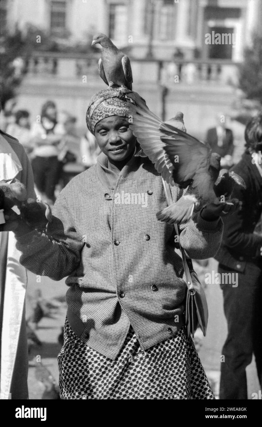 Taubenfütterung am Trafalgar Square, London, um 1979 Stockfoto