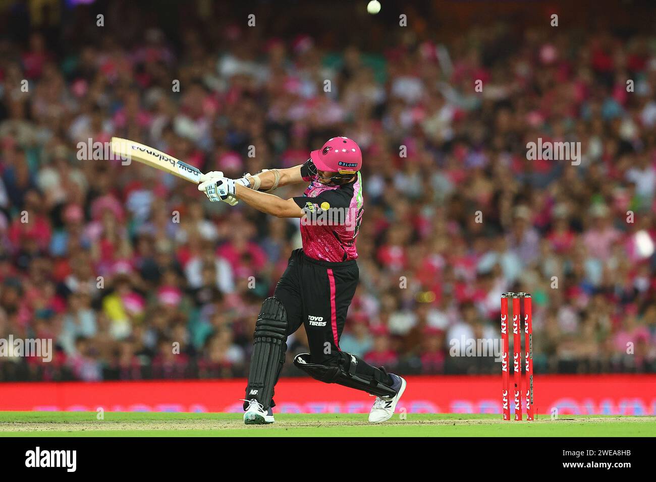 24. Januar 2024; Sydney Cricket Ground, Sydney, NSW, Australien: Big Bash T20 League Final, Sydney Sixers gegen Brisbane Heat; Ben Dwarshuis von Sydney Sixers schlägt den Ball über den Wicket Stockfoto