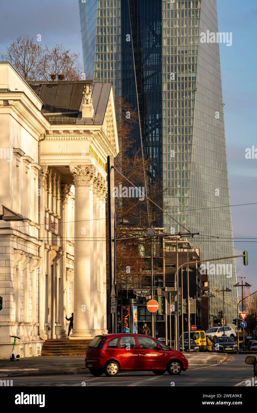 Innerstädtischer Verkehr, Straße schöne Aussicht, mit Radweg, Säulenfassade des Literaturhauses Frankfurt, dem Gebäude des Europäischen Zentrums Stockfoto