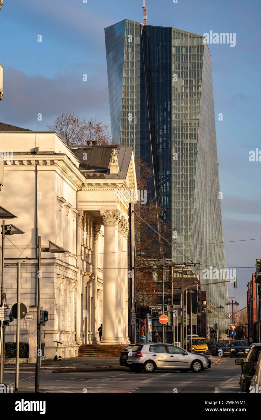 Innerstädtischer Verkehr, Straße schöne Aussicht, mit Radweg, Säulenfassade des Literaturhauses Frankfurt, dem Gebäude des Europäischen Zentrums Stockfoto