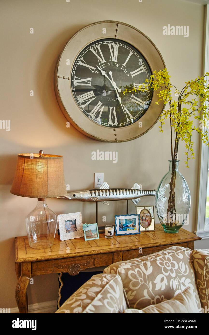 Vintage-Uhr und rustikales Wohndekor mit gelben Blüten Stockfoto