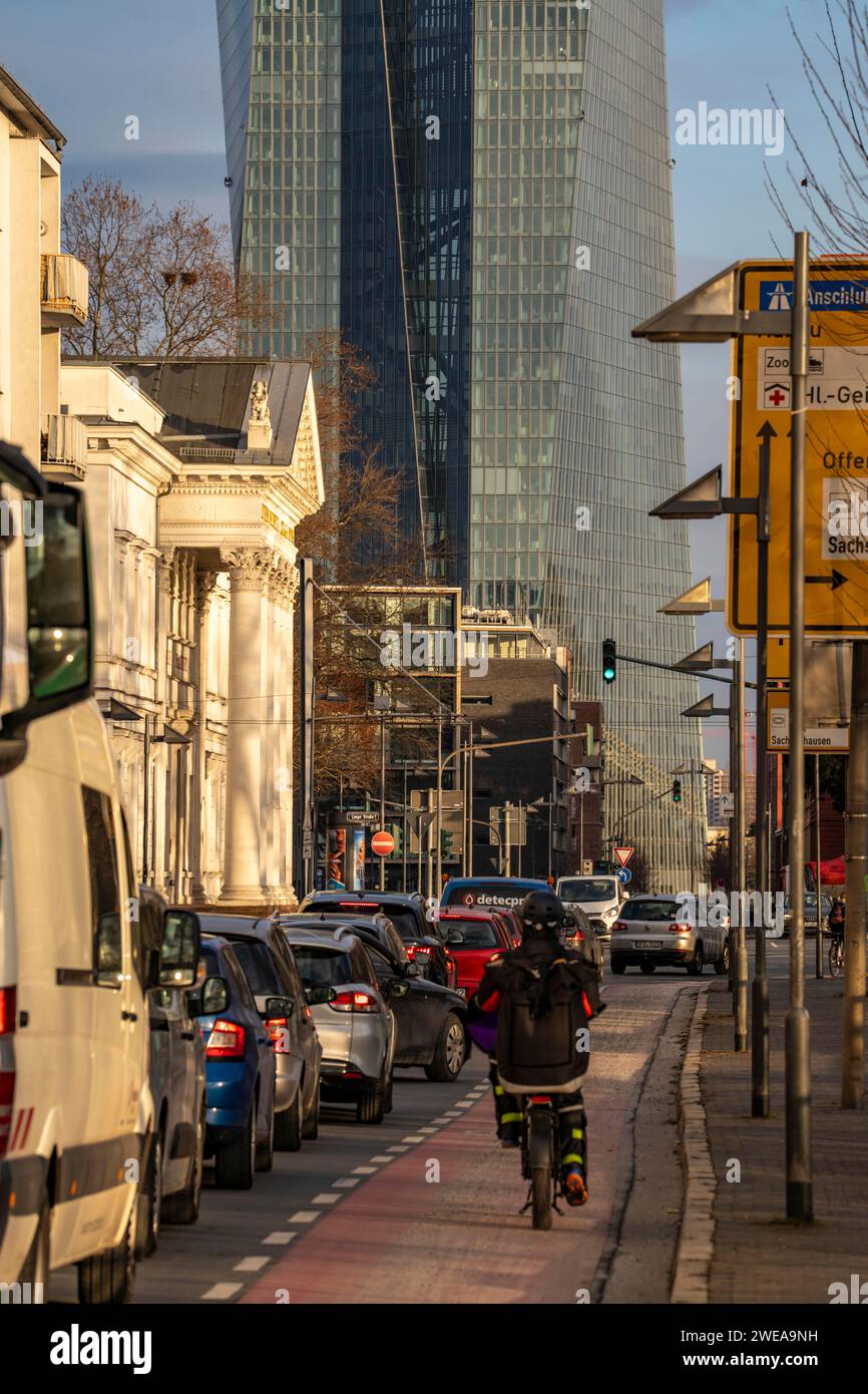 Innerstädtischer Verkehr, schöne Aussicht, mit Radweg, das Gebäude der Europäischen Zentralbank, EZB, in Frankfurt am Main, Hessen, Deutschland Stockfoto