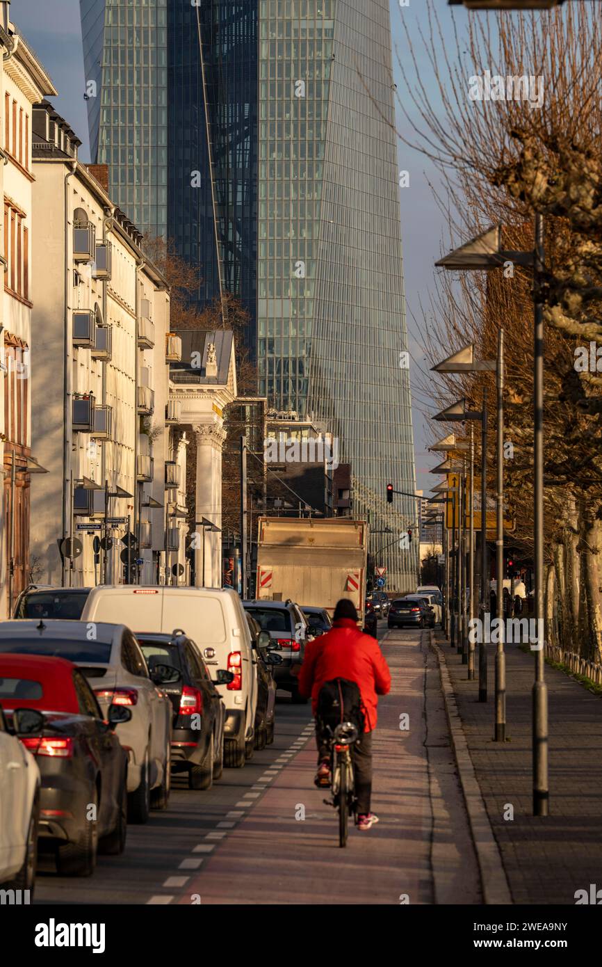 Innerstädtischer Verkehr, schöne Aussicht, mit Radweg, das Gebäude der Europäischen Zentralbank, EZB, in Frankfurt am Main, Hessen, Deutschland Stockfoto