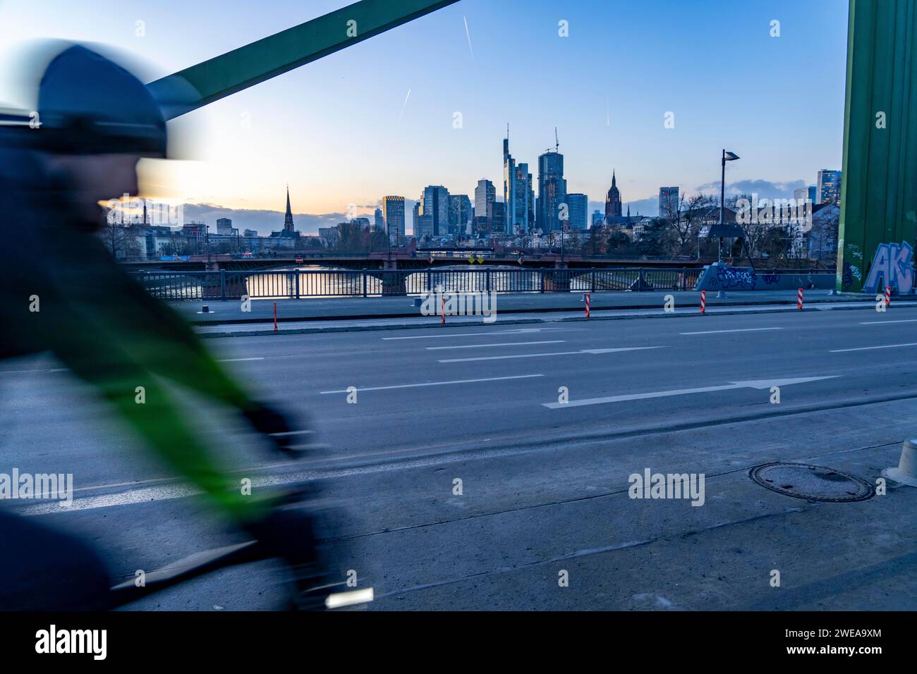 Skyline der Innenstadt von Frankfurt am Main, Radfahrer auf der Floßbrücke, Dämmerung, Main, Winter, Hessen, Deutschland Stockfoto