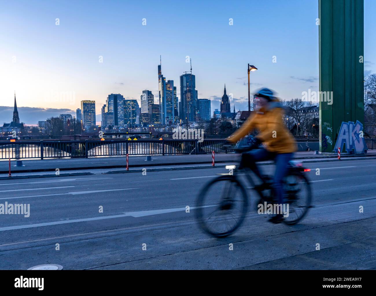 Skyline der Innenstadt von Frankfurt am Main, Radfahrer auf der Floßbrücke, Dämmerung, Main, Winter, Hessen, Deutschland Stockfoto