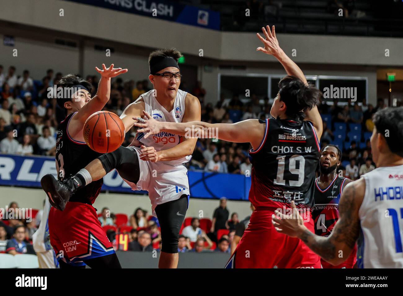 Manila, Philippinen. Januar 2024. Kirell Montalbo (2. L) von TNT Tropang Giga der Philippinen übergibt den Ball während des Spiels zwischen TNT Tropang Giga von den Philippinen und Anyang Jung Kwan Jang Red Boosters von Südkorea in der Ostasien Super League 2023-2024 Saison in Manila, den Philippinen, am 24. Januar 2024. Quelle: Rouelle Umali/Xinhua/Alamy Live News Stockfoto