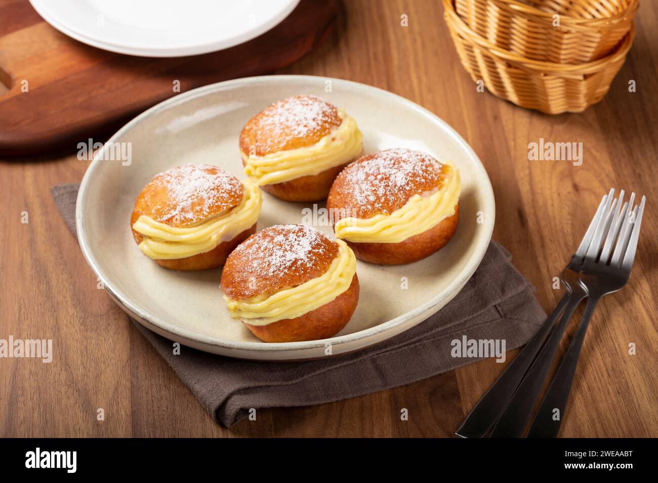 Berliner Bälle. Brot mit Sahne gefüllt. Stockfoto