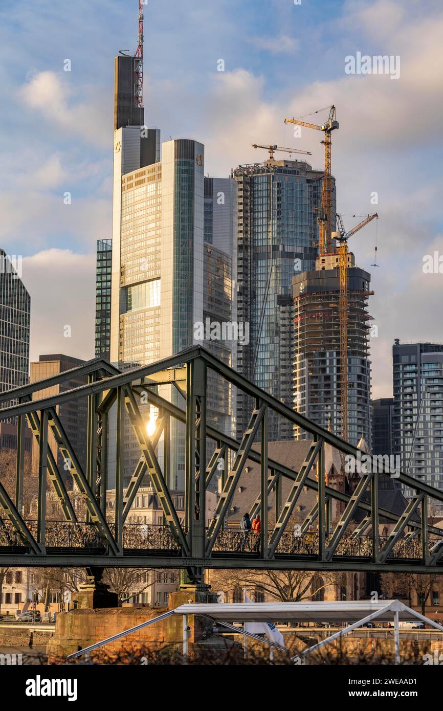 Skyline des Stadtzentrums von Frankfurt am Main, Main, Eiserner Steg Brücke, Dämmerung, Hessen, Deutschland Stockfoto