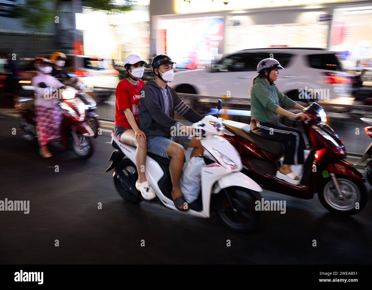 24. Januar 2024, Vietnam, Ho-Chi-Minh-Stadt (saigon): In Ho-Chi-Minh-Stadt sind zahlreiche Motorroller unterwegs. In den meisten Großstädten Südostasiens sind die Hauptstraßen oft mit Fahrzeugen verstopft, und nur mit Motorrollern kommt man durch. Dennoch will Vietnam aus ökologischen Gründen die chronisch überlasteten Straßen bis zum Ende des Jahrzehnts entlasten und die Zahl der Motorräder und Motorroller in den Metropolregionen des Landes drastisch reduzieren. Foto: Bernd von Jutrczenka/dpa Stockfoto