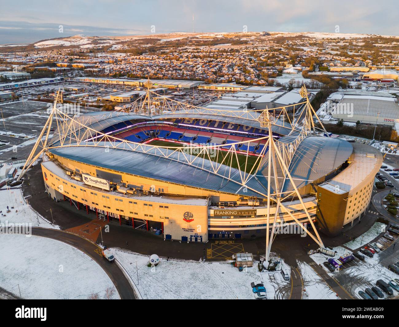 Bolton Wanderers Football Club, Tough Sheet Community Stadium Luftbild nach Schneefall. Januar 2024 Stockfoto