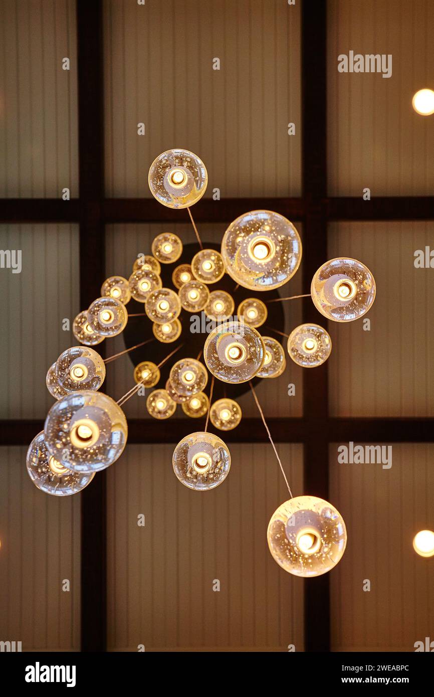 Moderne Pendelleuchten im modernen Innenraum, Blick nach oben Stockfoto