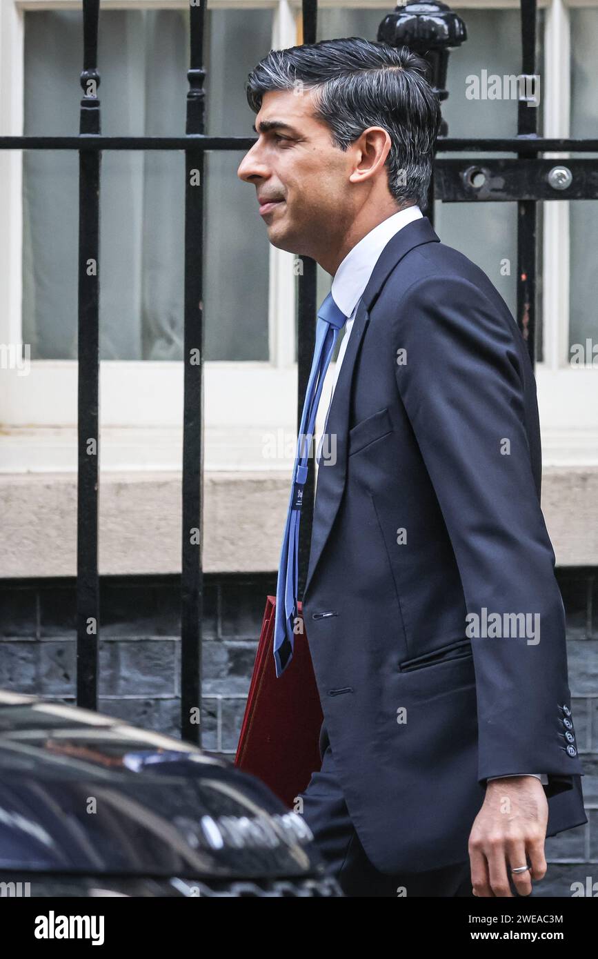 London, Großbritannien. Januar 2024. Rishi Sunak, Abgeordneter, Premierminister des Vereinigten Königreichs, verlässt die Downing Street 10, um heute an den Fragen des Premierministers (PMQ) im Parlament teilzunehmen. Quelle: Imageplotter/Alamy Live News Stockfoto