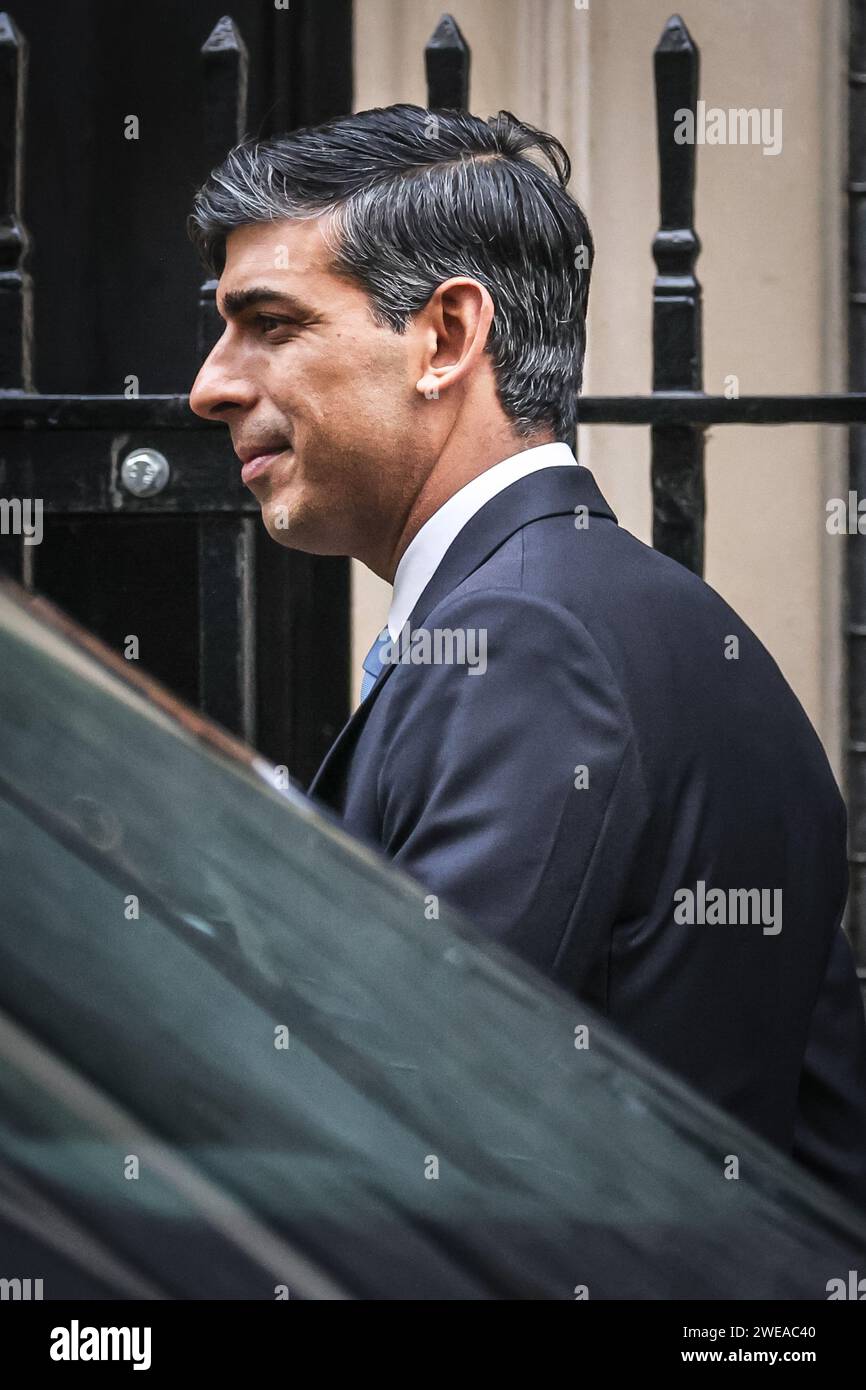 London, Großbritannien. Januar 2024. Rishi Sunak, Abgeordneter, Premierminister des Vereinigten Königreichs, verlässt die Downing Street 10, um heute an den Fragen des Premierministers (PMQ) im Parlament teilzunehmen. Quelle: Imageplotter/Alamy Live News Stockfoto