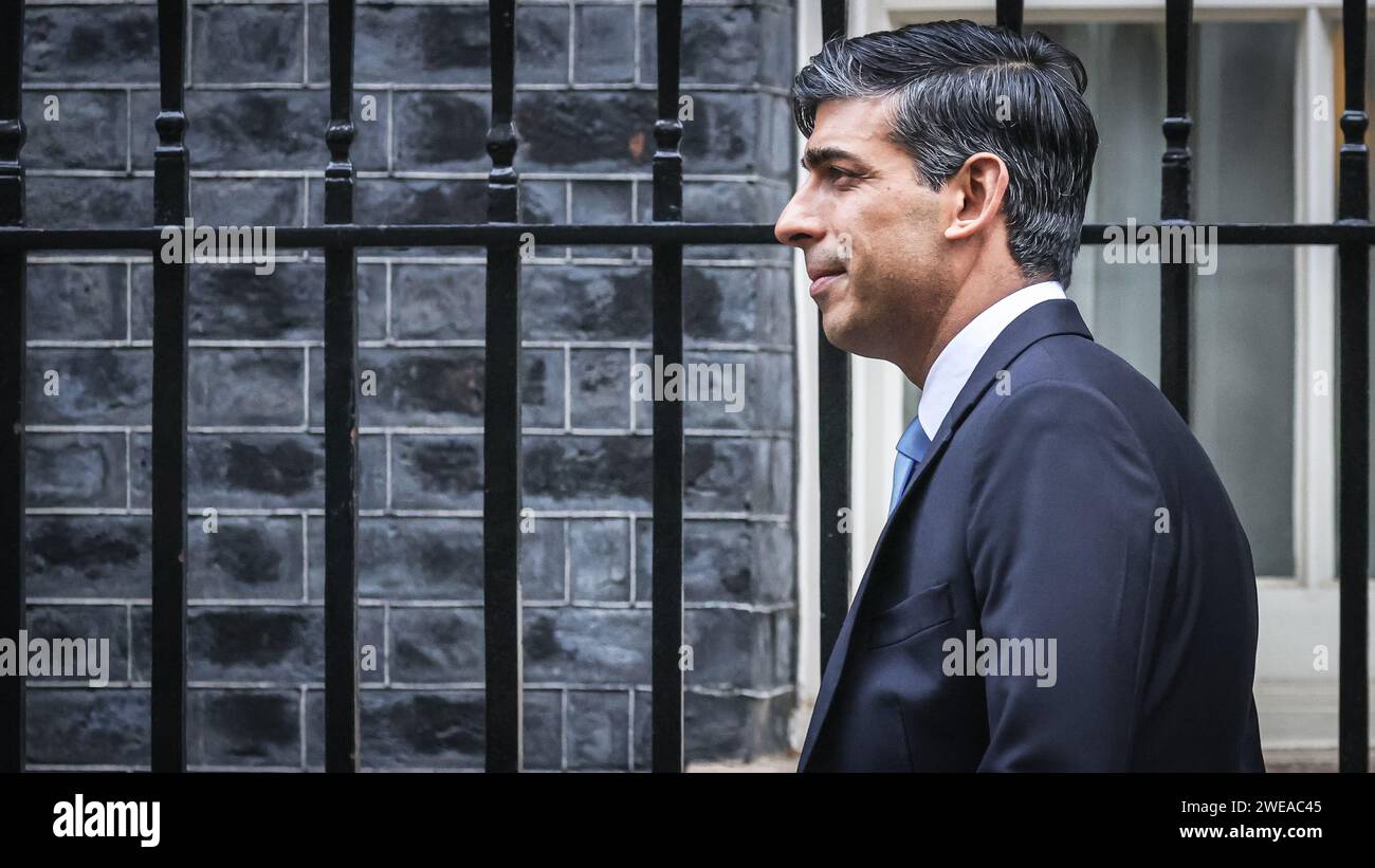 London, Großbritannien. Januar 2024. Rishi Sunak, Abgeordneter, Premierminister des Vereinigten Königreichs, verlässt die Downing Street 10, um heute an den Fragen des Premierministers (PMQ) im Parlament teilzunehmen. Quelle: Imageplotter/Alamy Live News Stockfoto