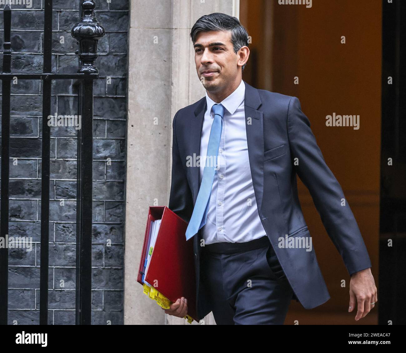 London, Großbritannien. Januar 2024. Rishi Sunak, Abgeordneter, Premierminister des Vereinigten Königreichs, verlässt die Downing Street 10, um heute an den Fragen des Premierministers (PMQ) im Parlament teilzunehmen. Quelle: Imageplotter/Alamy Live News Stockfoto