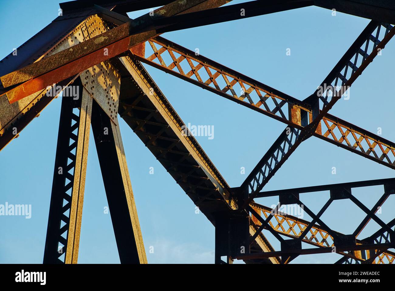 Rustikale Stahlbrücke im Sonnenlicht, Ohio Industrial Design Stockfoto