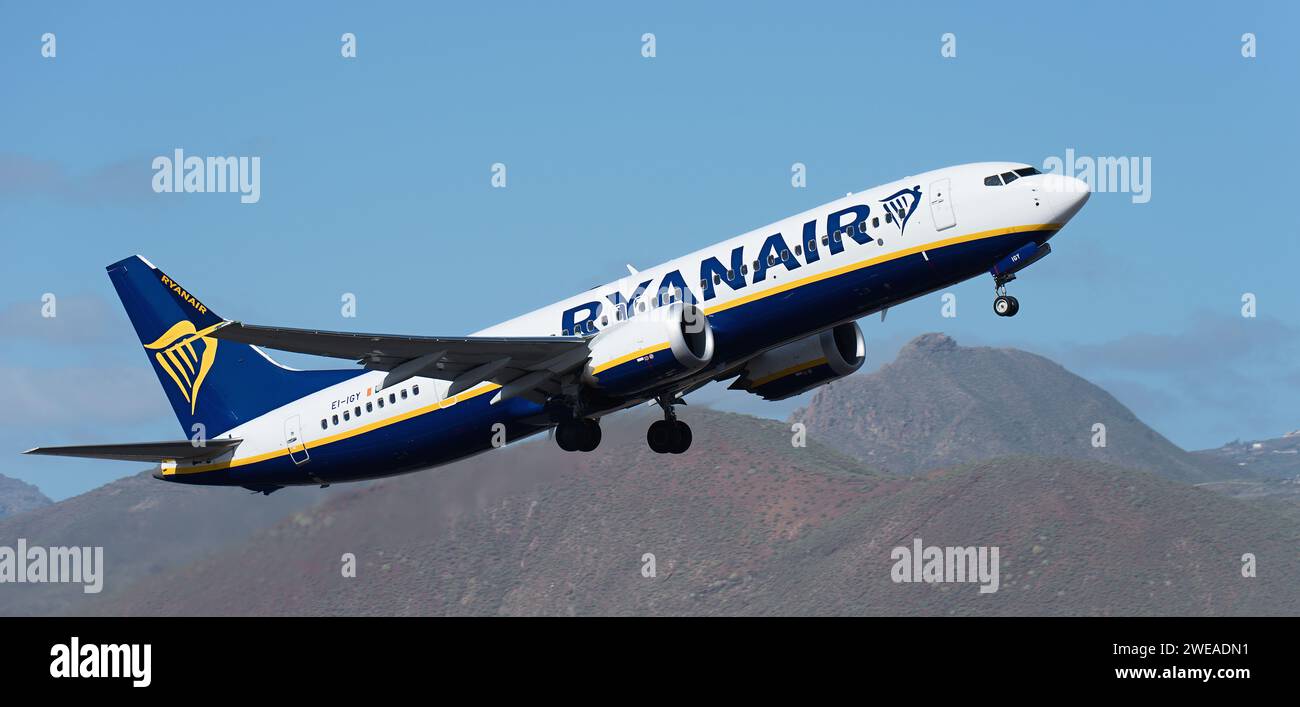 Teneriffa, Spanien 21. Januar 2024. Boeing 737 MAX 8-200. Ryanair Airlines fliegt am blauen Himmel Stockfoto