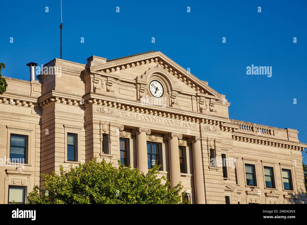 DeKalb County Courthouse Fassade mit Clock and Columns, Indiana Stockfoto