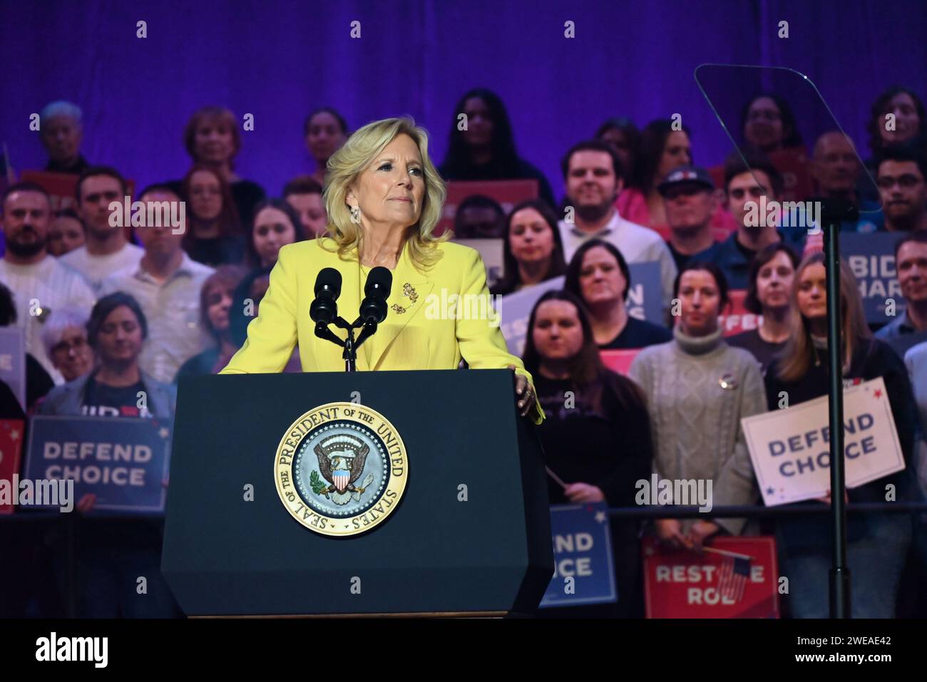 First Lady Jill Biden hält während einer Kampagne zur reproduktiven Freiheit Bemerkungen. Biden-Harris 2024 Wahlkampfveranstaltung zur Reproduktionsfreiheit an der George Mason University in Manassas. (Foto: Kyle Mazza / SOPA Images/SIPA USA) Stockfoto