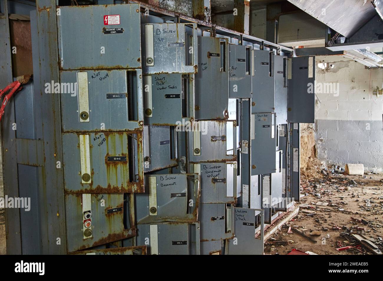 Verrottete industrielle elektrische Schließfächer in verlassener Fabrik Stockfoto