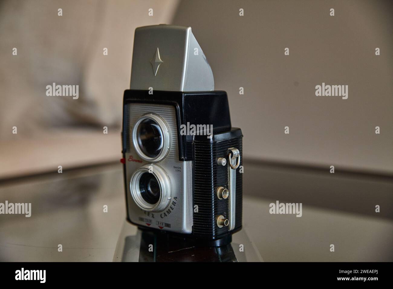 Vintage-Reflexkamera mit zwei Objektiven auf reflektierender Oberfläche Stockfoto