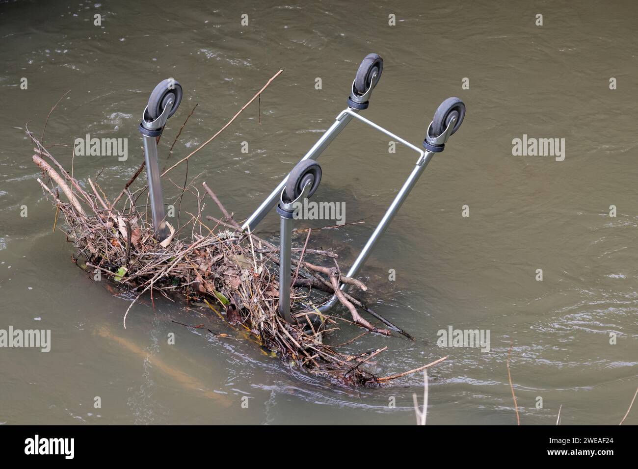 Einkaufswagen am Fluss Arun in Horsham, gedankenlos leichtsinnig schlechtes Verhalten Zerstörung Verschmutzung Diebstahl Nichtachtung von Wildtieren und Wasserstraßen Stockfoto