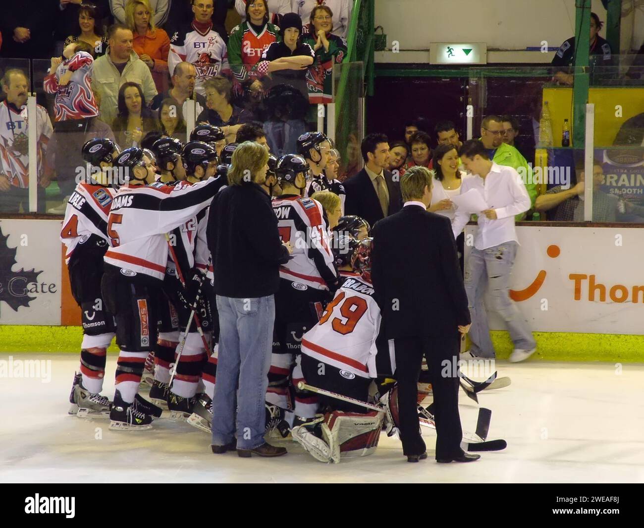 Spieler der Cardiff Devils Eishockeymannschaft auf der walisischen Nationaleisbahn in Cardiff Wales, Großbritannien, 2. April 2006 Auszeichnungen für die End of Game-Präsentation Stockfoto