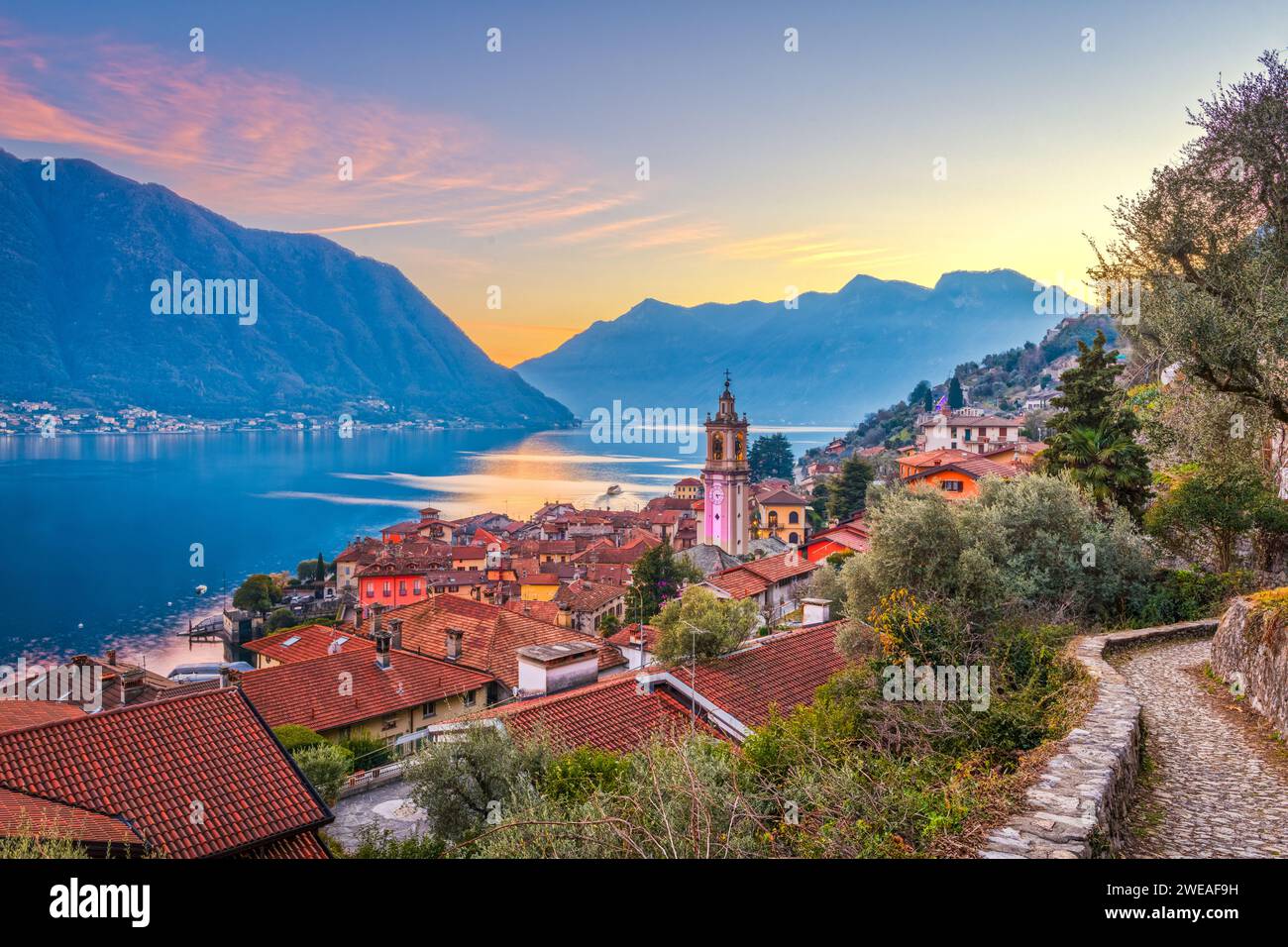 Sala Comacina, Como, Italien Stadtblick auf den Comer See in der Abenddämmerung. Stockfoto