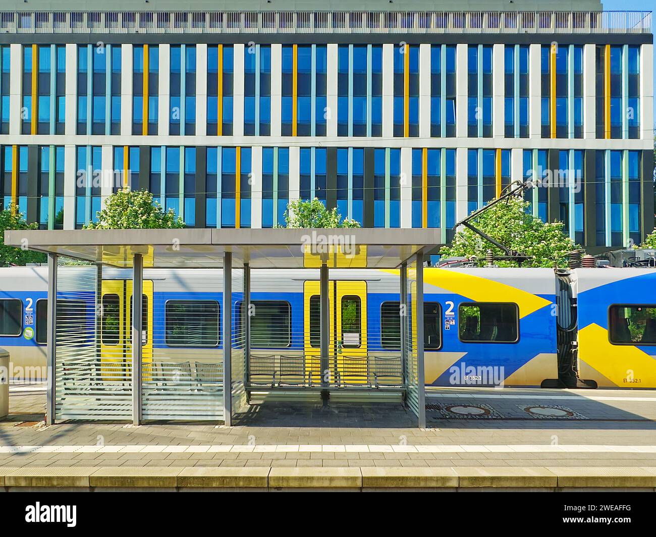 Teilansicht eines Zuges im Hauptbahnhof München. Zug und Gebäude haben ähnliche Farben Stockfoto