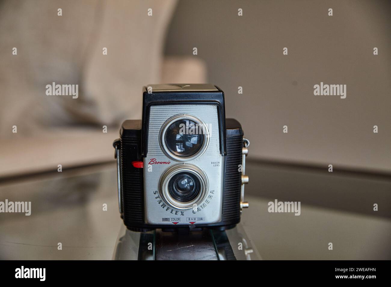Vintage Brownie Starflex Kamera mit Dakon Objektiv auf reflektierender Oberfläche Stockfoto