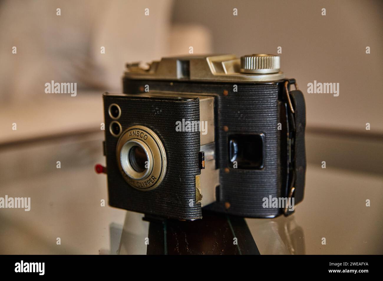 Vintage Ansco Filmkamera auf reflektierender Oberfläche, Blickwinkel Stockfoto