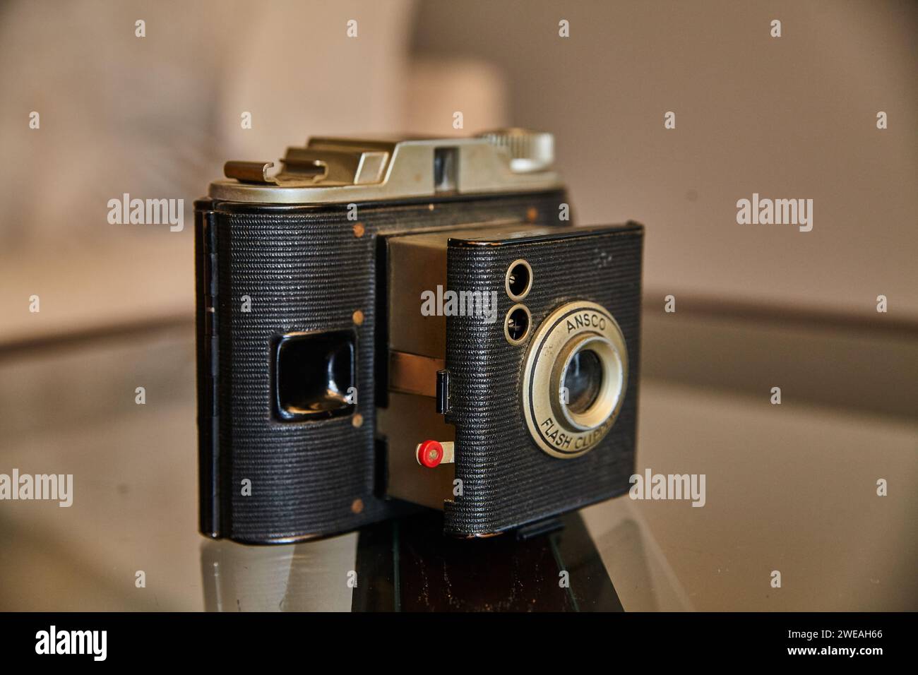 Vintage Ansco Kamera Nahaufnahme auf Glasoberfläche Stockfoto
