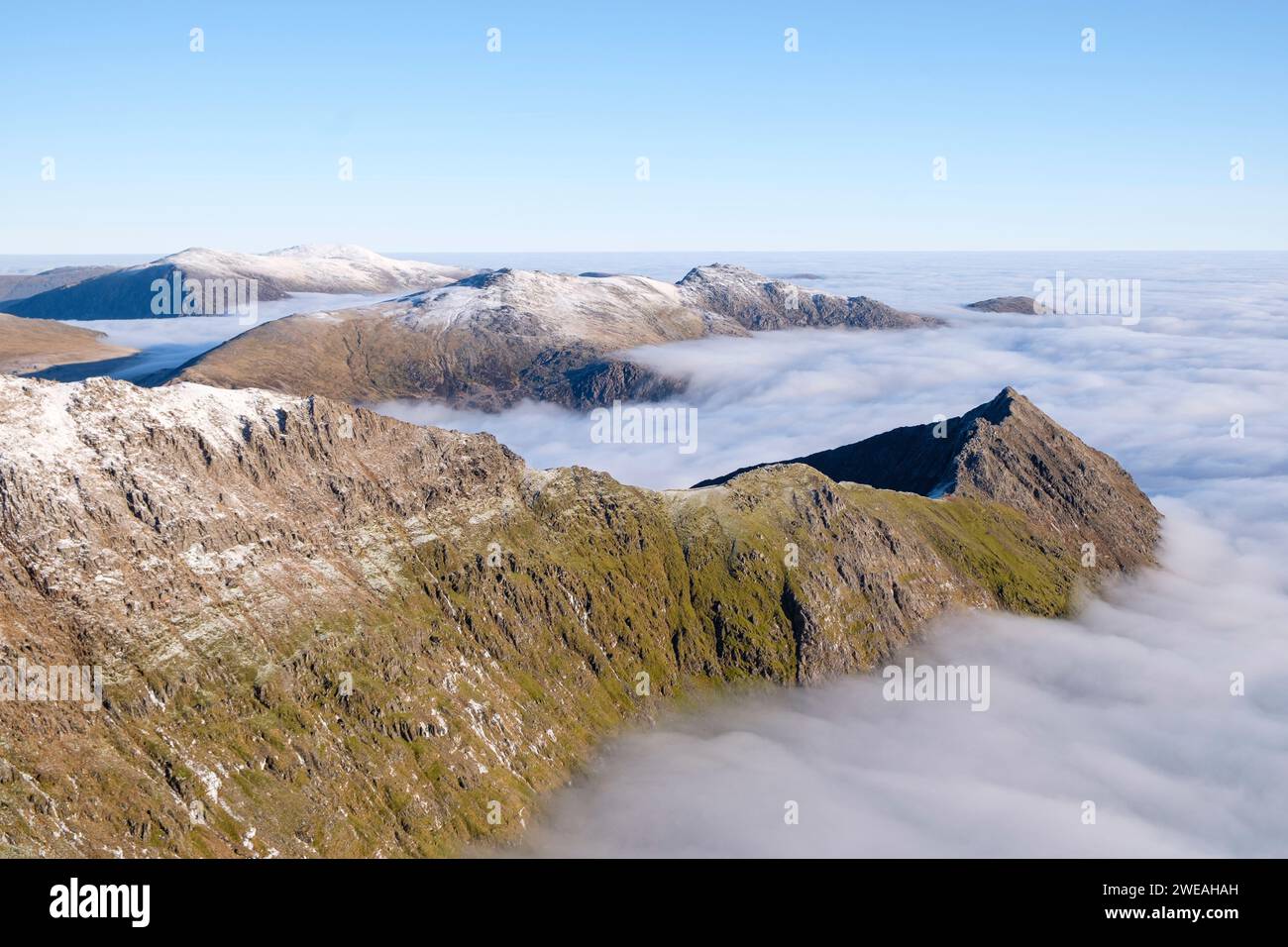 Wolkenumkehr, auf dem Crib Goch Ridge, der Glyderau und Carneddau, Gebirgszüge von Snowdonia, Eryri, Nordwales. Stockfoto